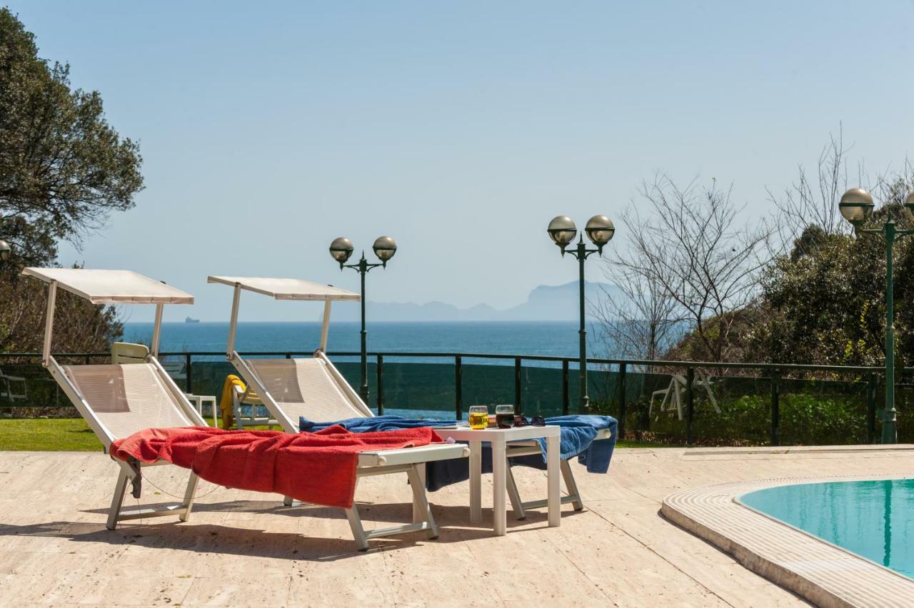 Holidays Naples Family - Pool In Front Of Capri Экстерьер фото