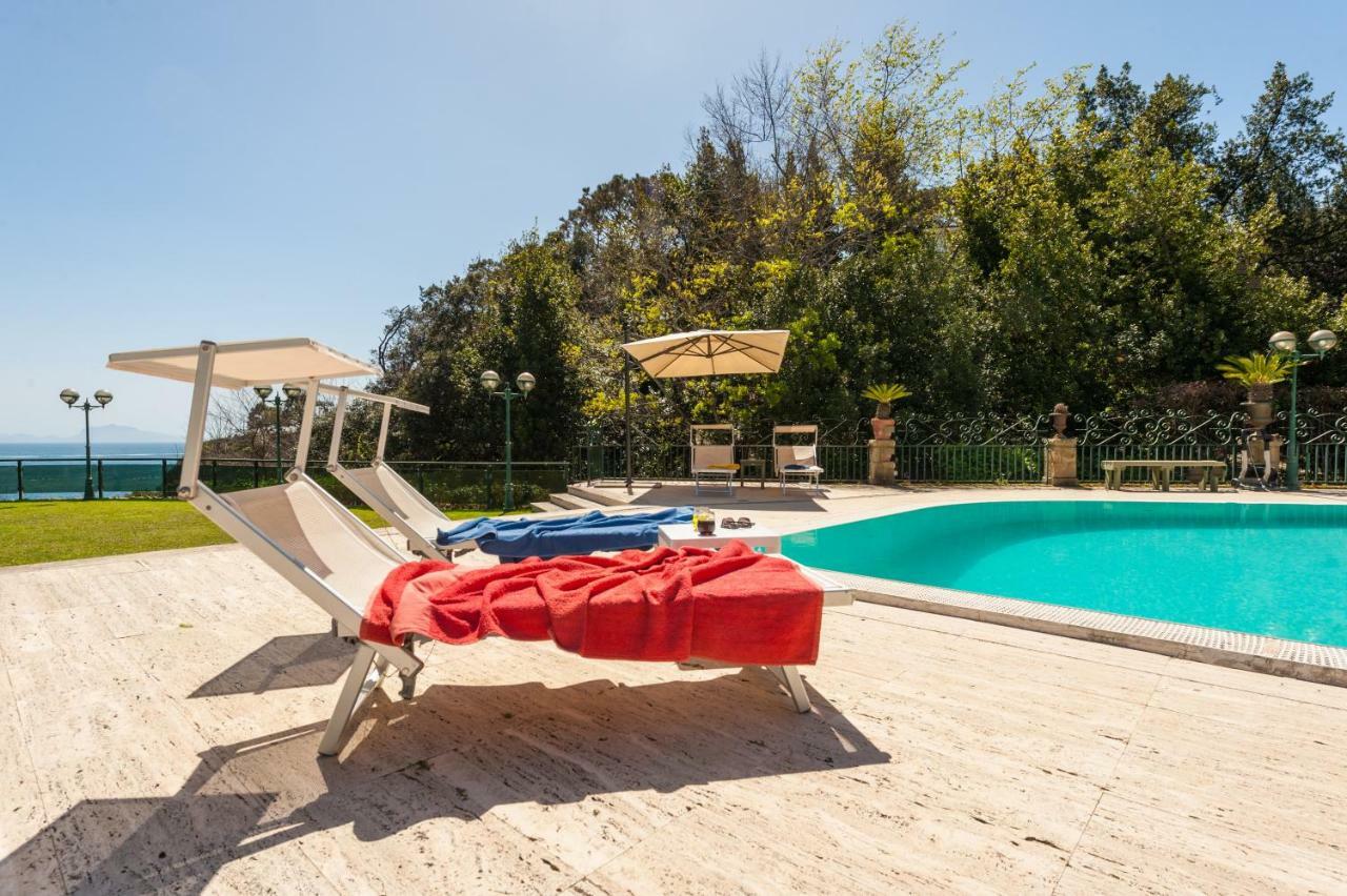 Holidays Naples Family - Pool In Front Of Capri Экстерьер фото