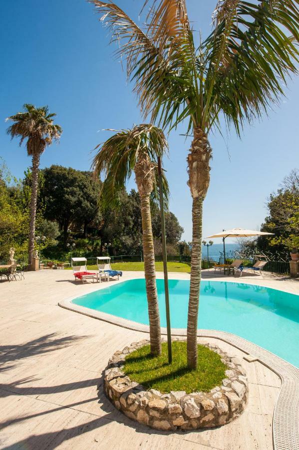 Holidays Naples Family - Pool In Front Of Capri Экстерьер фото