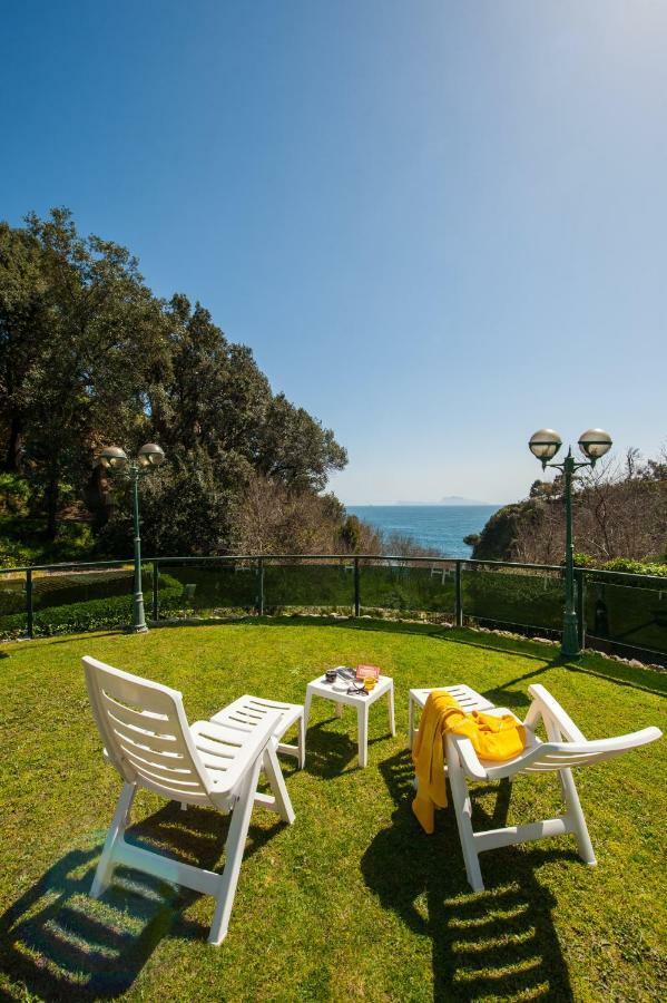 Holidays Naples Family - Pool In Front Of Capri Экстерьер фото