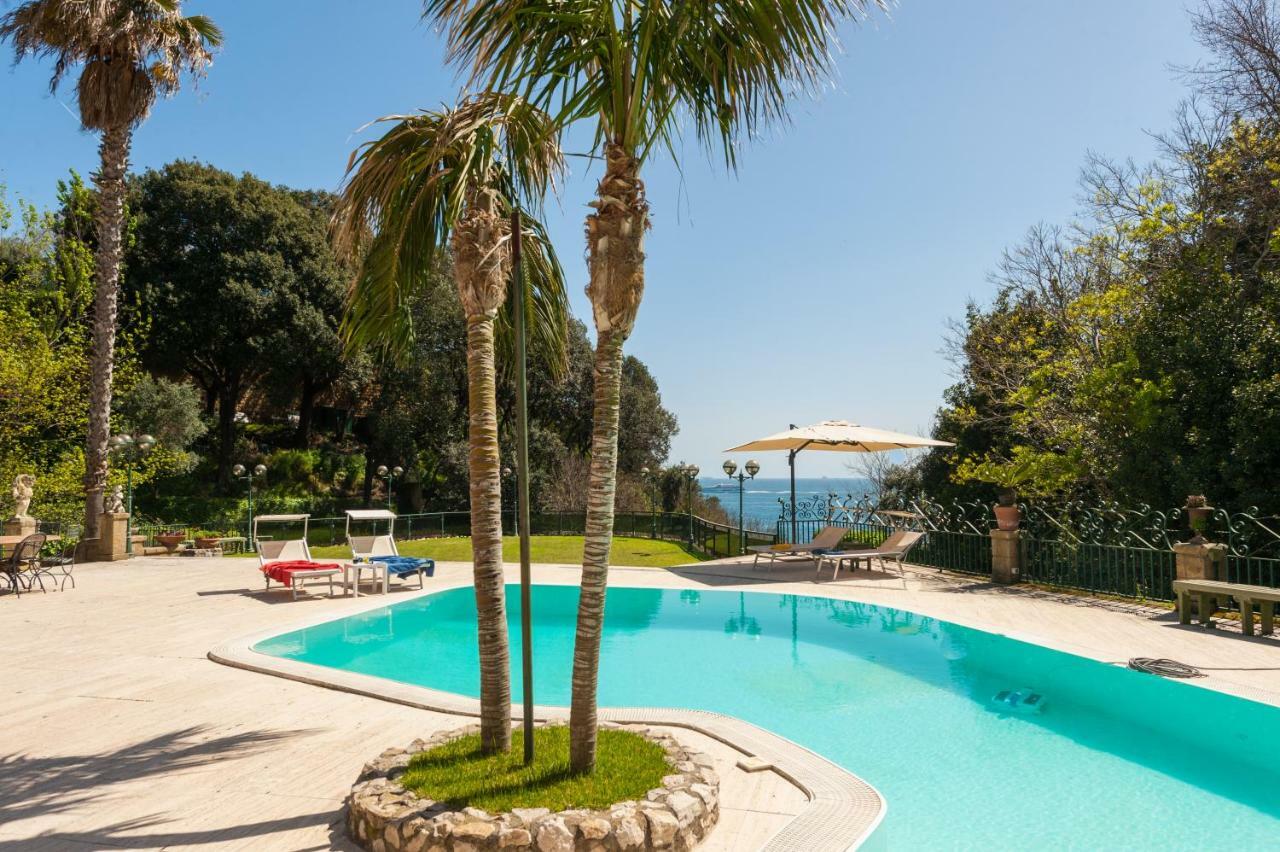 Holidays Naples Family - Pool In Front Of Capri Экстерьер фото