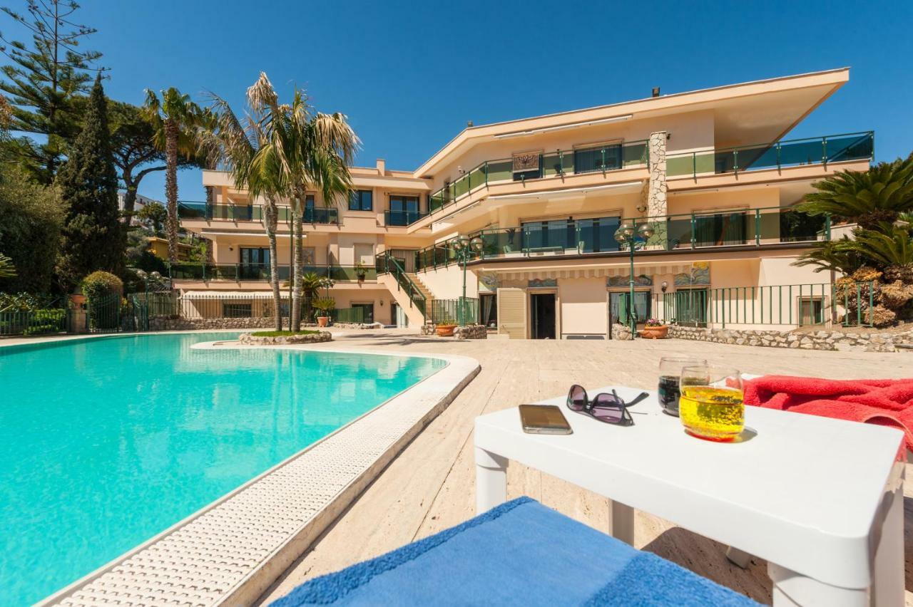 Holidays Naples Family - Pool In Front Of Capri Экстерьер фото