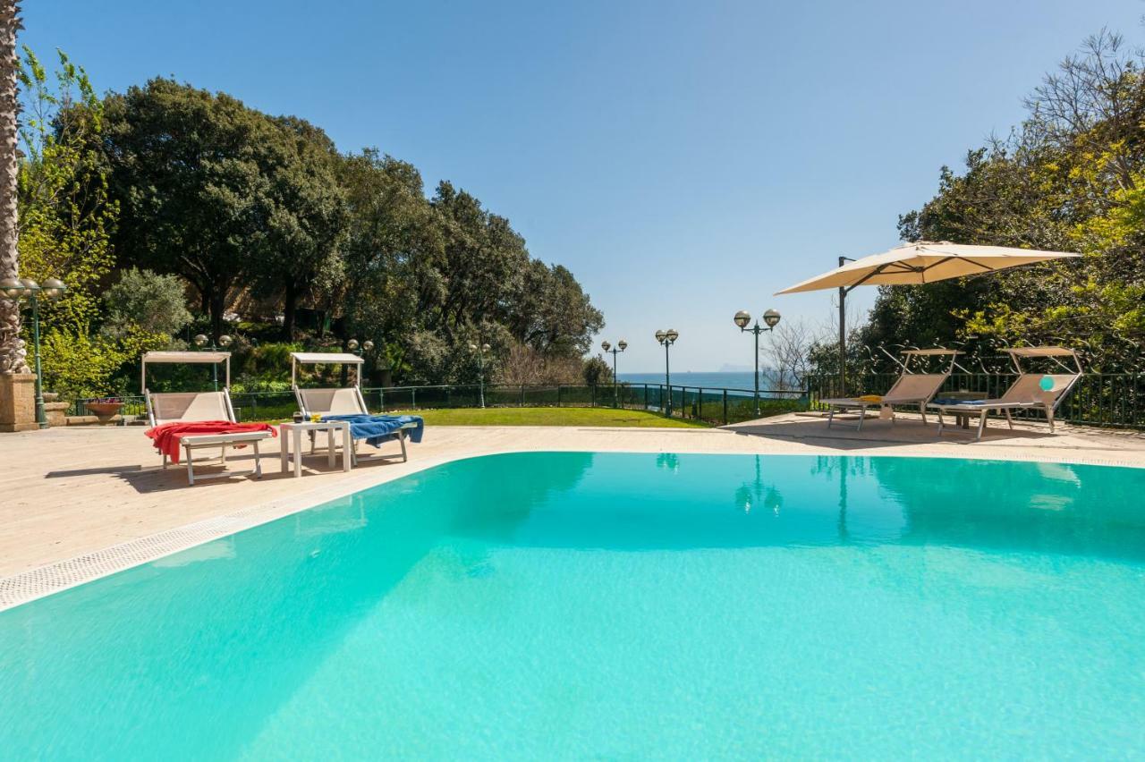 Holidays Naples Family - Pool In Front Of Capri Экстерьер фото